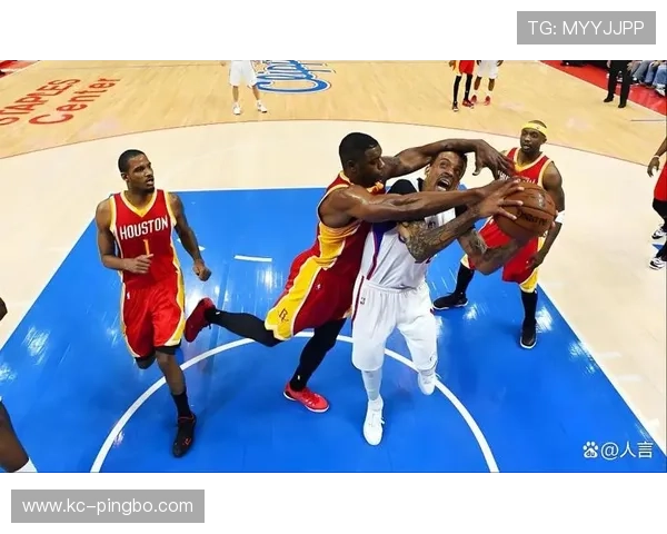 什么是阻挡犯规？新手必须懂的篮球防守规则